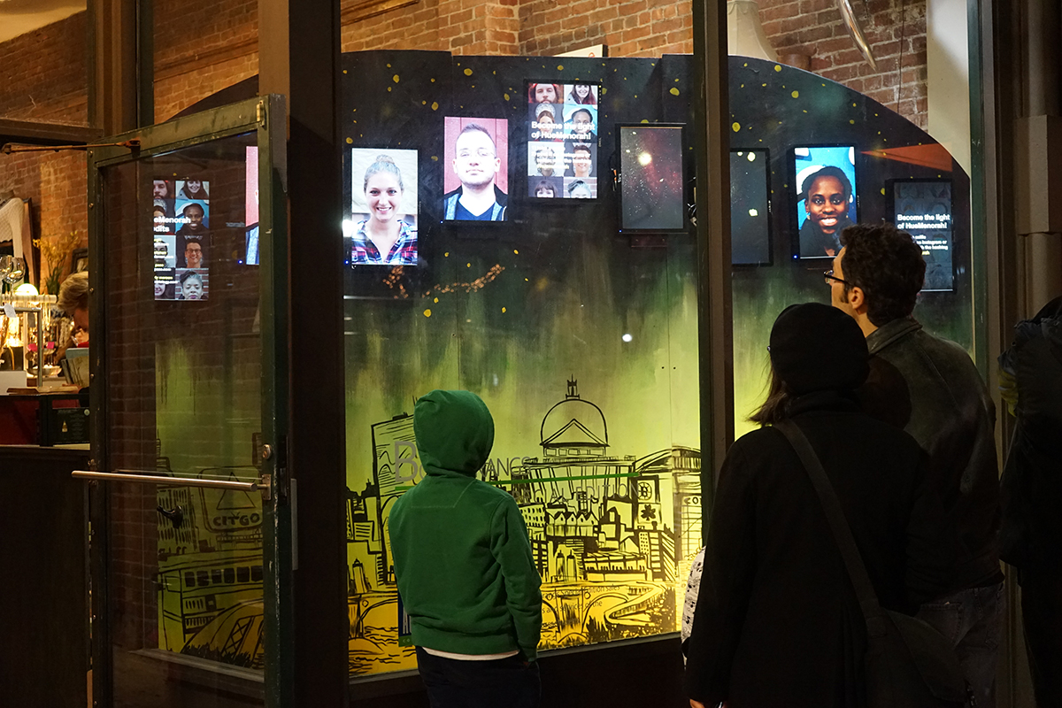 25-boomerang-exterior_people-viewing-mural